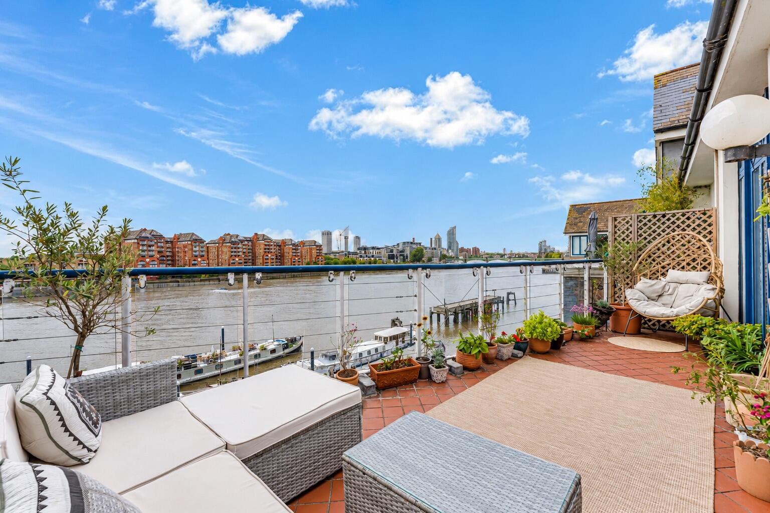3 bed property in Plantation Wharf, Clove Hitch Quay, London